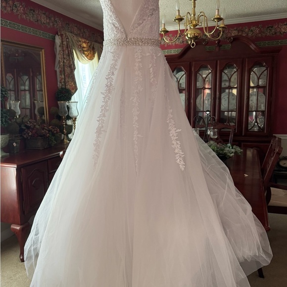 Elegant White Lace Wedding Dress NEW with tags - Picture 8 of 13